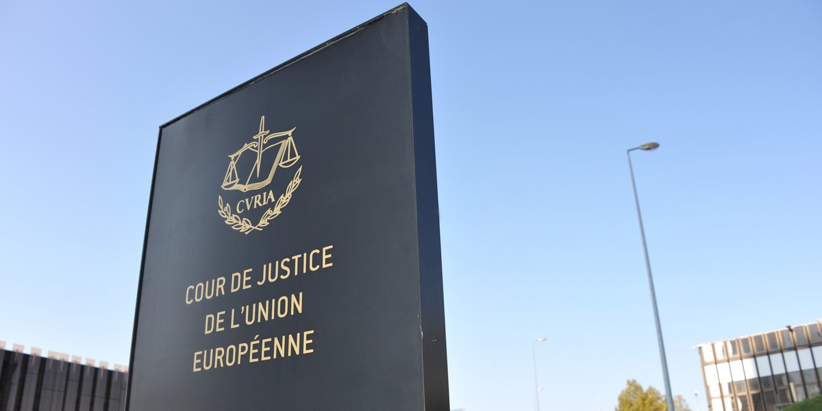 Tablica z oznaczeniem Trybunału Sprawiedliwości Unii Europejskiej (TSUE) w Luksemburgu