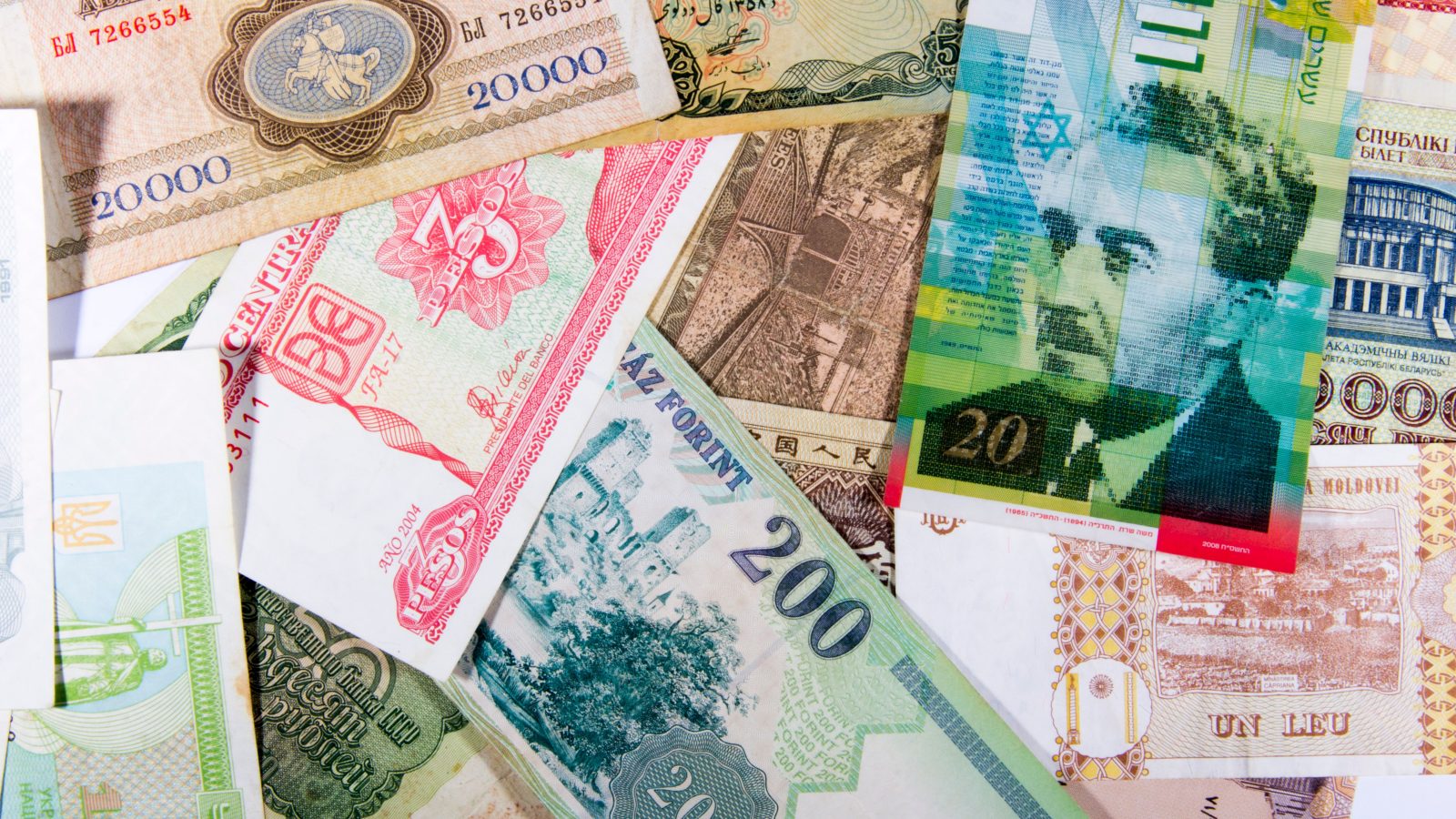 Banknoty różnych walut świata